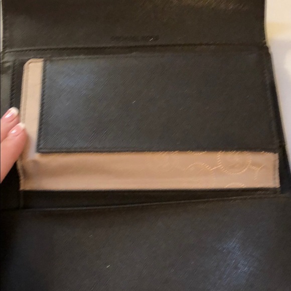 COPY - Michael Kors Large Trifold Wallet ⭐️MUST GO⭐️ - Picture 6 of 8